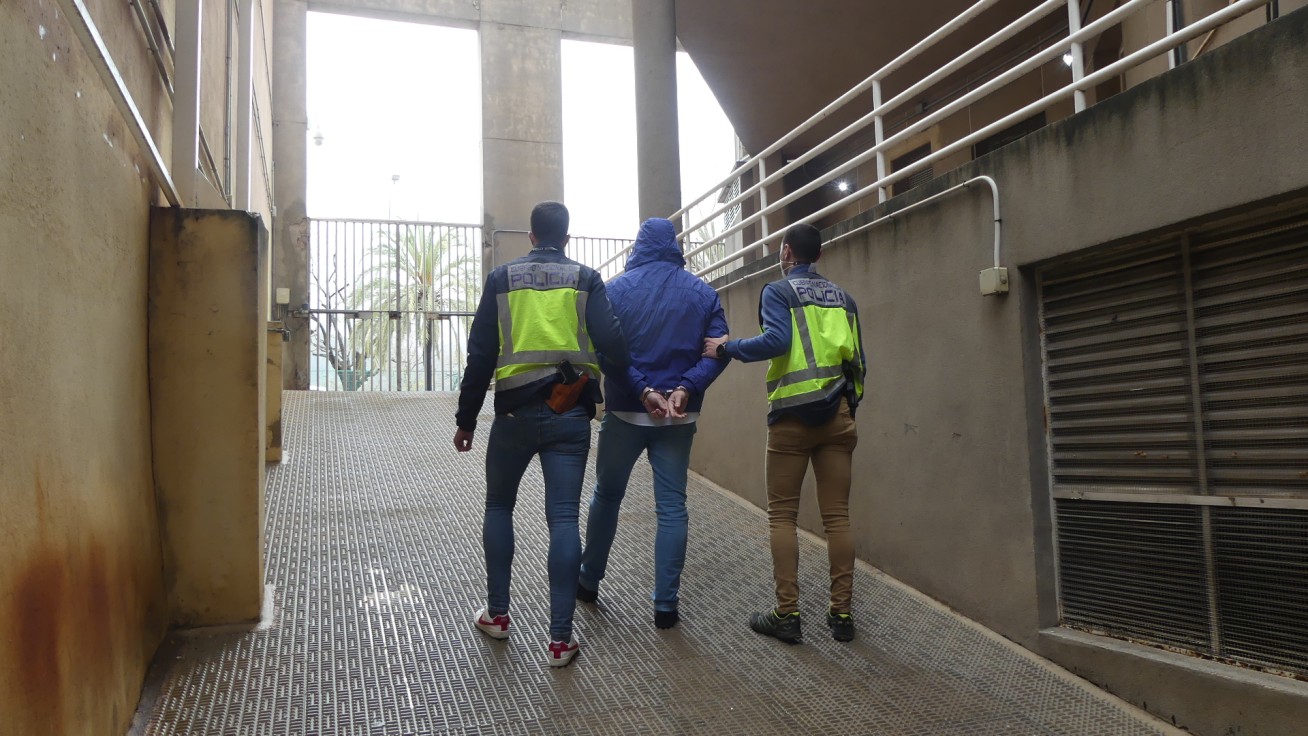 La Policía Nacional detiene a un peligroso atracador en Gandia y el juez lo manda a prisión