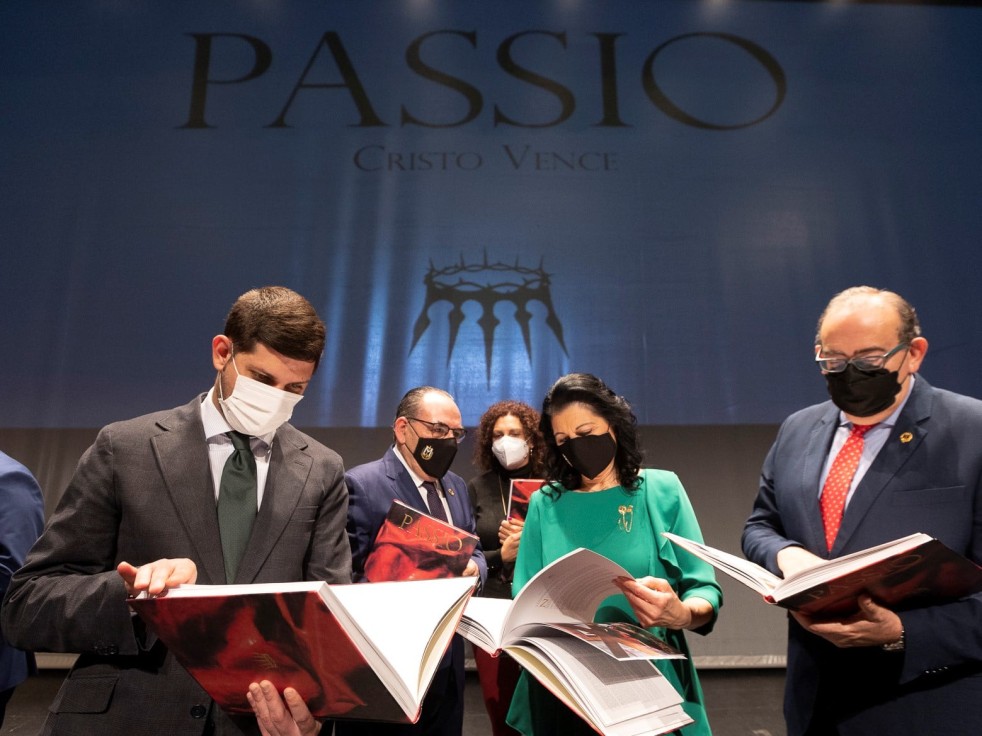 El Passio, el cartel y la guía de procesiones anuncian la Semana Santa en Gandia