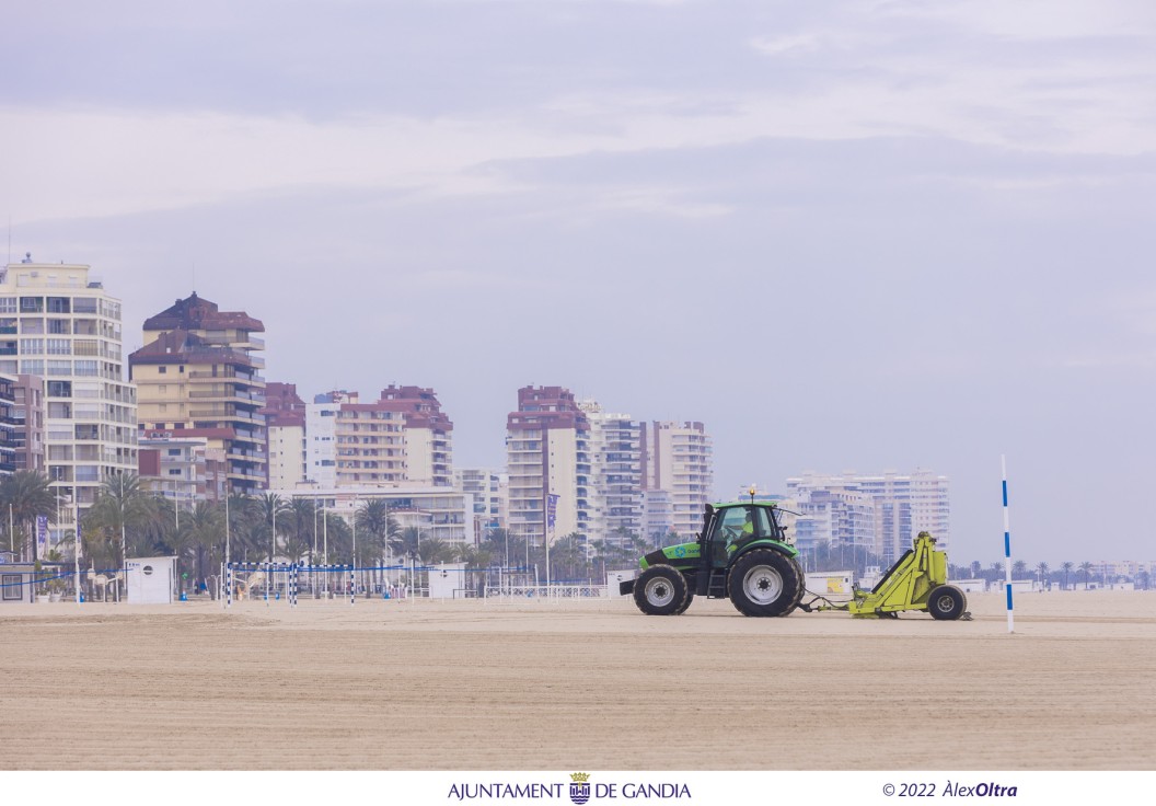 El Ayuntamiento de Gandia activa un plan de choque para tener las playas preparadas para Semana Santa