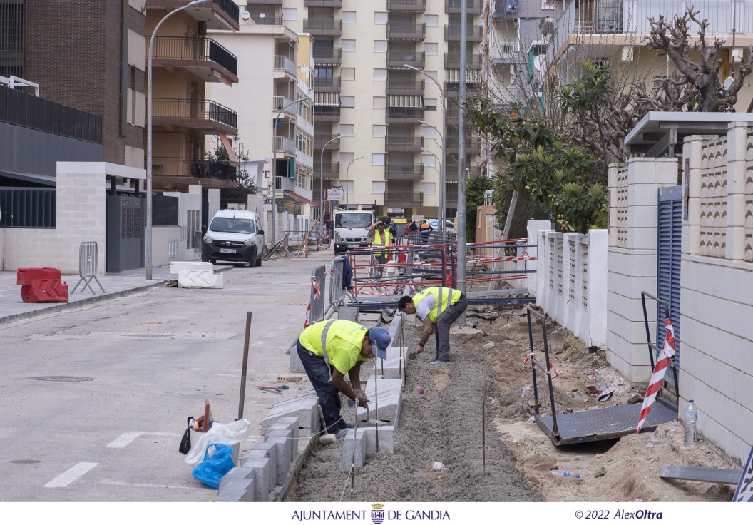 Las obras de la calle Atlàntic de la playa de Gandia acabaran antes del inicio de la temporada turística alta