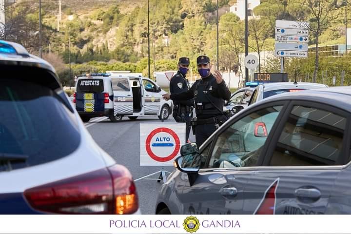 La Policía Local de Gandia intensifica el control del uso del cinturón y sistemas infantiles
