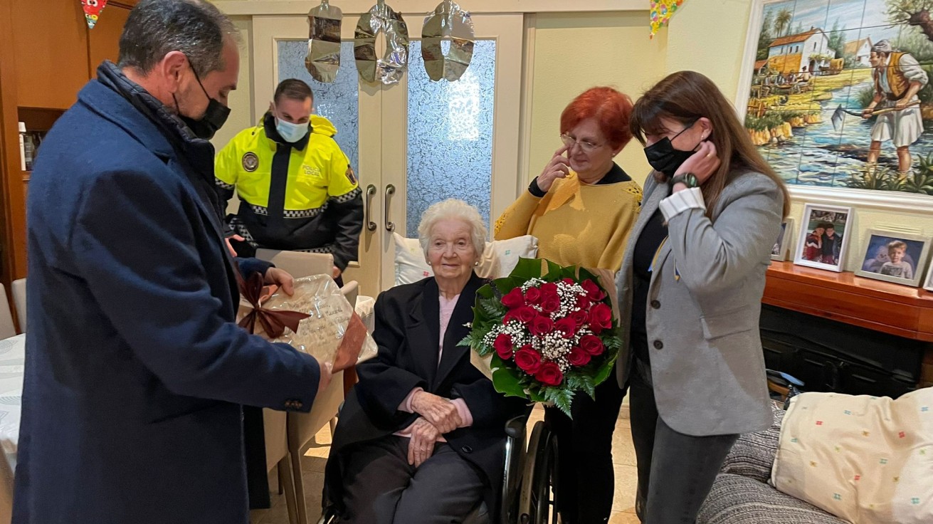 La vecina de Villalonga, Angela Roig Mascarell cumplió ayer 100 años de edad