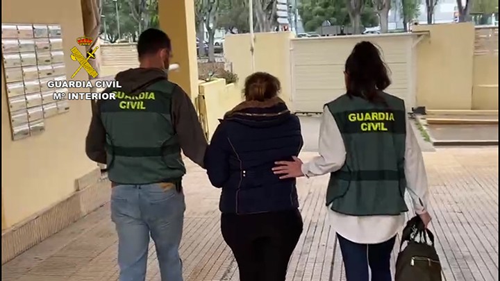 Tres detenidos por la Guardia Civil como empleados de una falsa tienda de sofás online en Gandia y Almoines