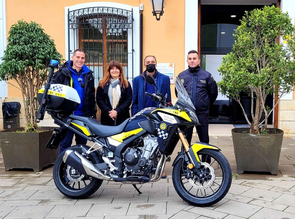 El ayuntamiento de Villalonga adquiere una nueva moto para la Policía Local