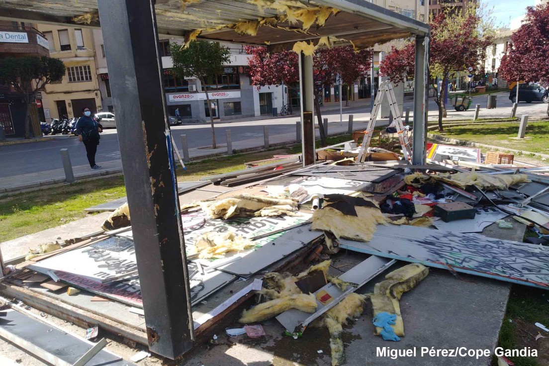 Renfe derriba la caseta del vandalismo y la droga en pleno centro de Gandia