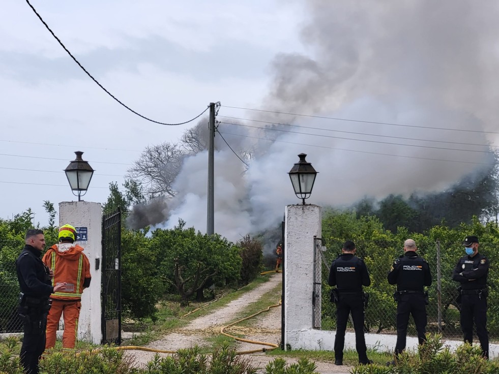 Se incendia un tractor en una zona agrícola de la carretera del Grau de Gandia