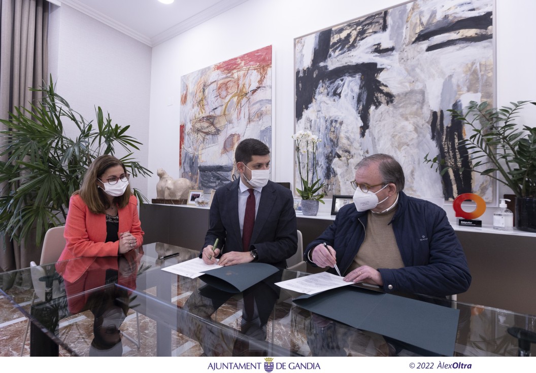 Gandia apoya la labor que realiza Cáritas Interparroquial con sendos convenios