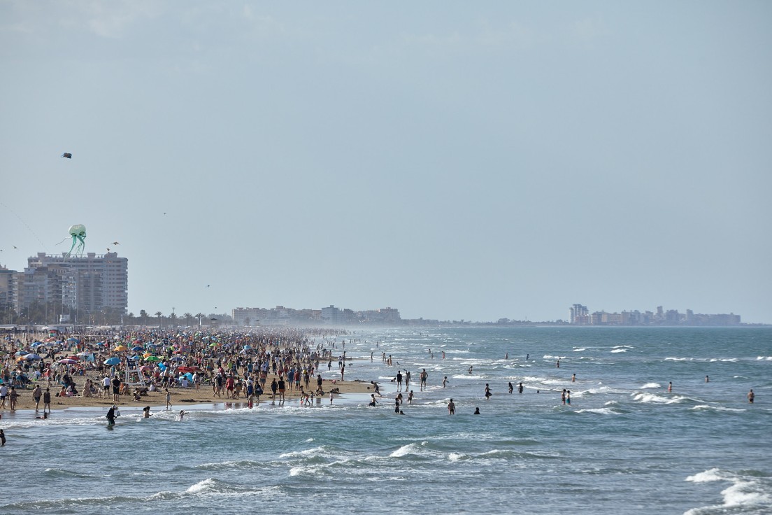 Las vacaciones de Semana Santa llenan la playa de Gandia