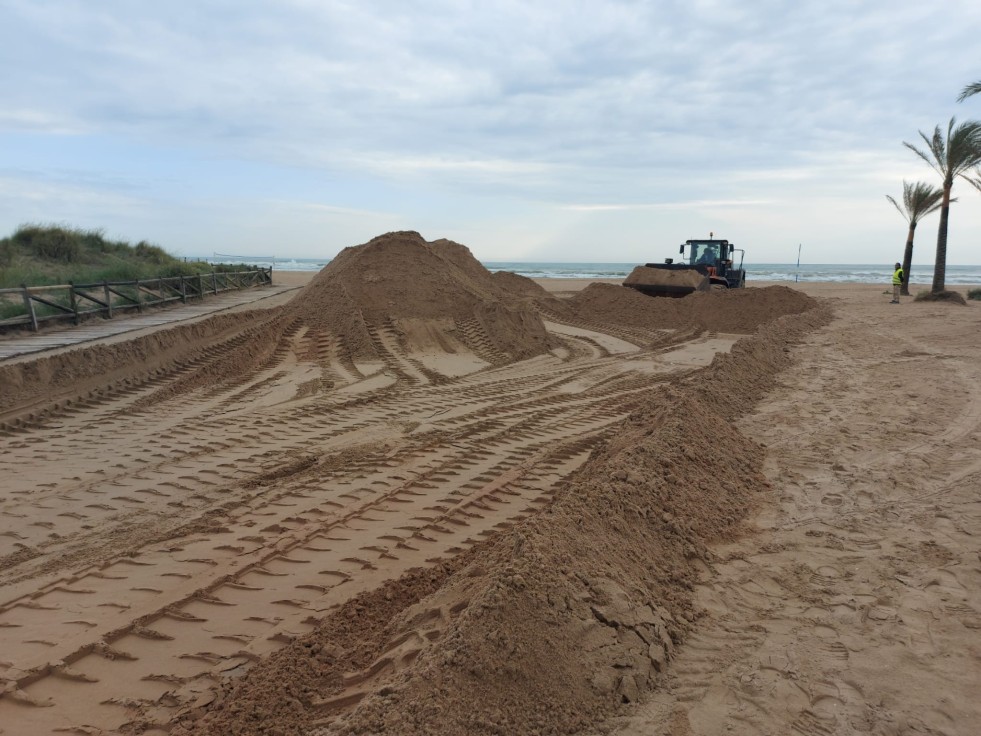 Costas pretendía sacar arena de la playa de Gandia en pleno junio desde el Vidal hasta Bahamas