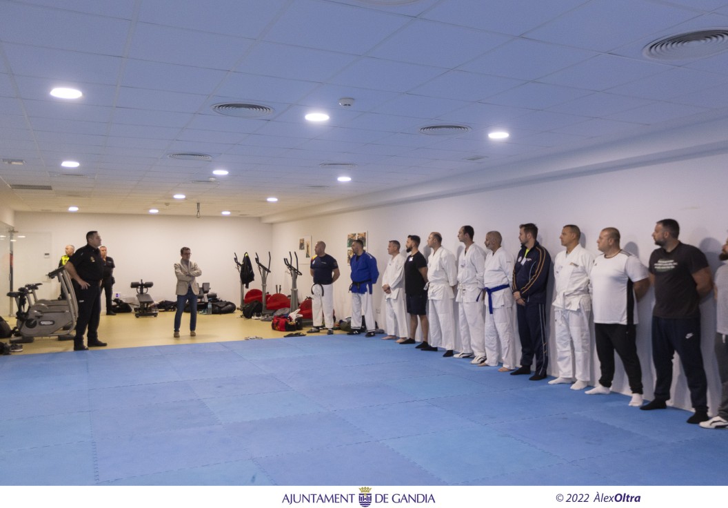 Gandia acoge su primer curso policial de iniciación a la defensa personal