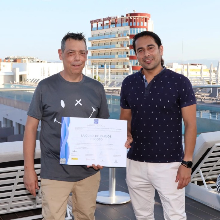 La Kuina de Carlos Escoto, en la playa de Gandia, recibe el certificado turístico SICTED