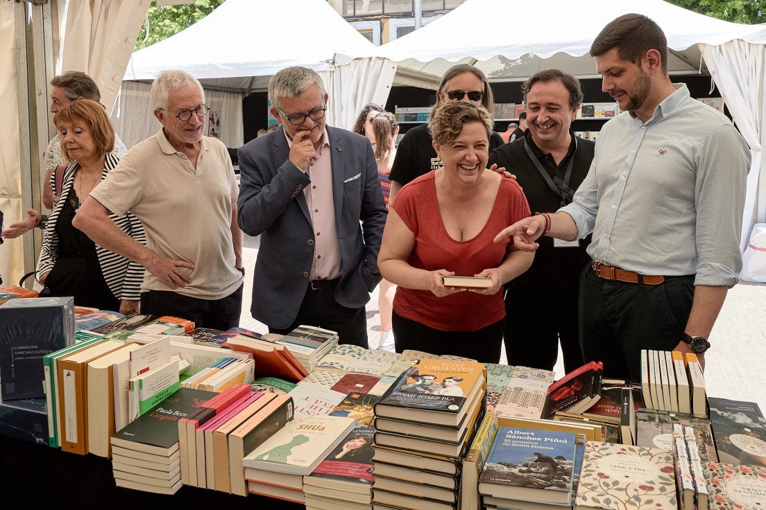 La Plaça del Llibre a Gandia reúne a 3.000 asistentes y cerca de un millar de títulos vendidos