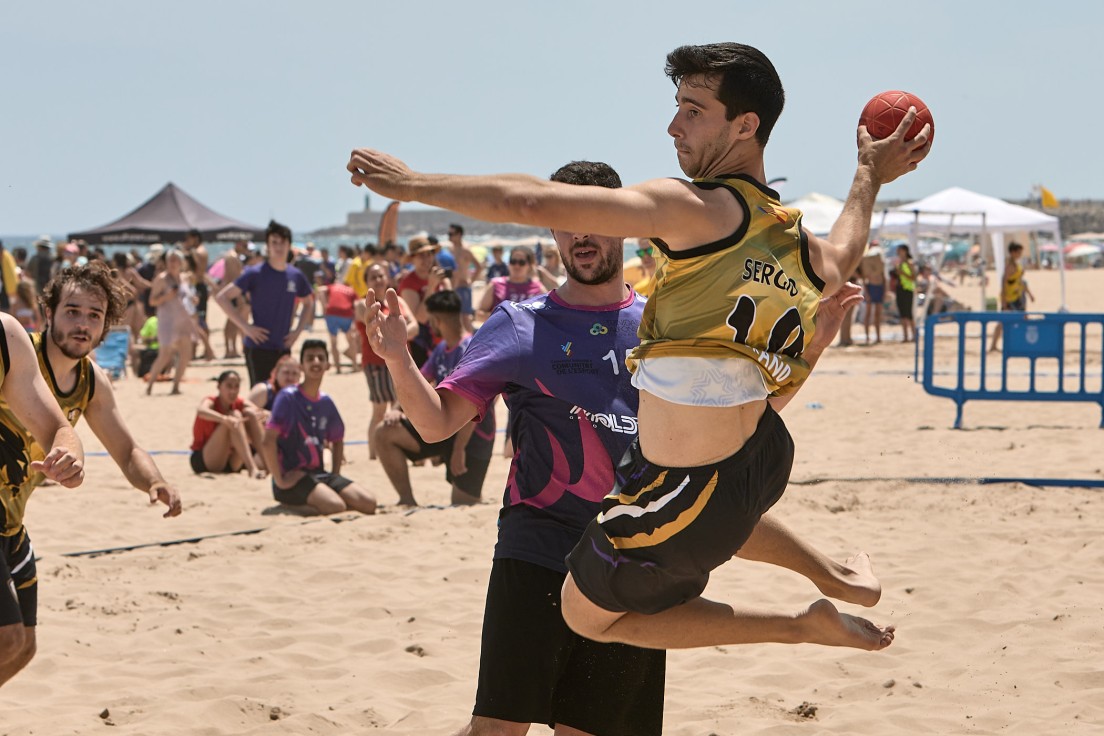 Turismo y Deportes: la Liga de Balonmano Playa reunió más de 620 deportistas en la playa de Gandia