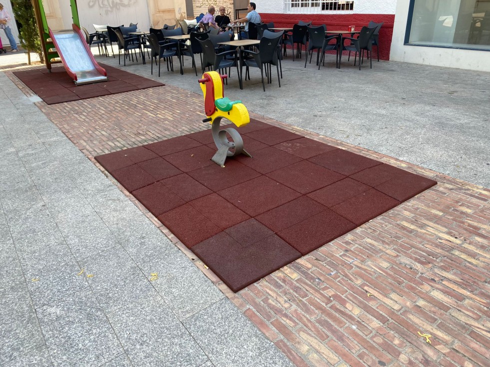 Unos fósforos agradecen la renovación del caucho de los juegos infantiles