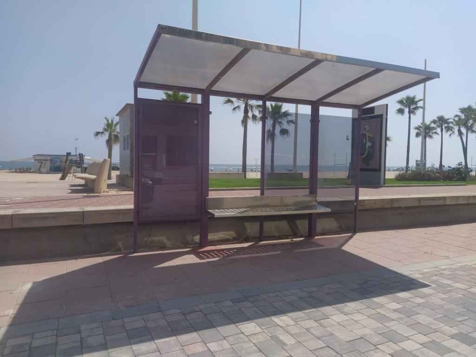 Dos años las marquesinas de La Marina Gandiense inutilizadas en primera línea de playa