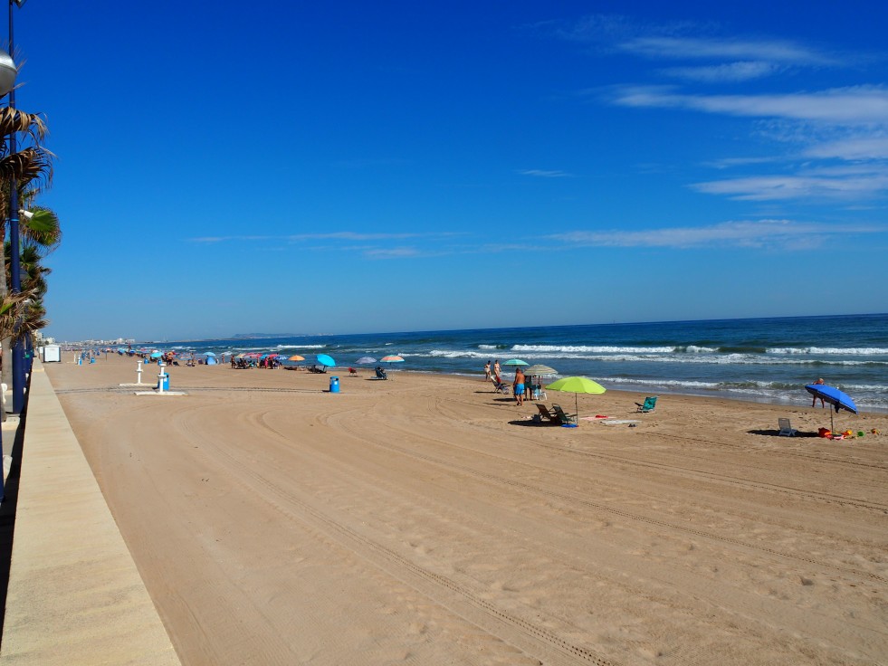 La playa de Miramar abre, hoy sábado, la temporada estival