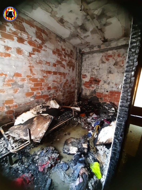 Tres personas atendidas tras un incendio en una vivienda de Oliva
