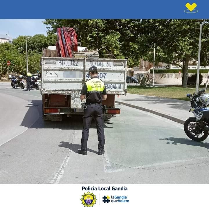 La Policía Local de Gandia intensifica los controles a camiones y autobuses