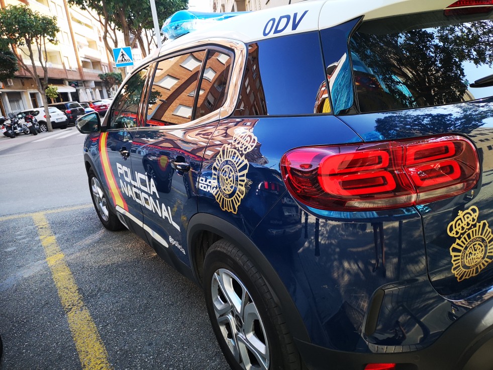 La policía Nacional en Gandia salvan la vida a un menor que se atragantó con un caramelo