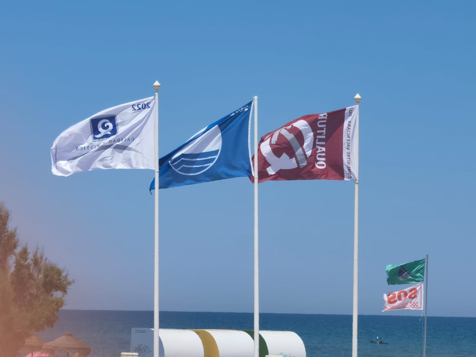 Las banderas de calidad ya vuelven a ondear en las Playas de Oliva