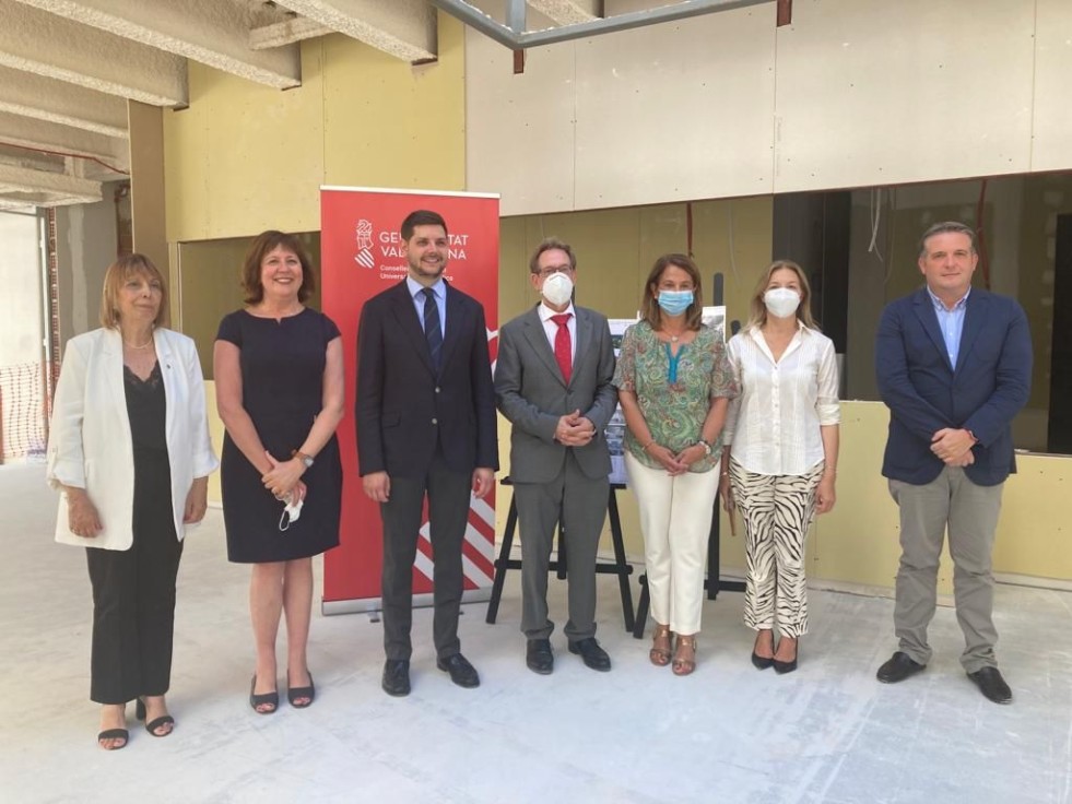 El Conseller anuncia la licitación del equipamiento del centro Roís de Corella de Gandia y el adelanto del final de las obras