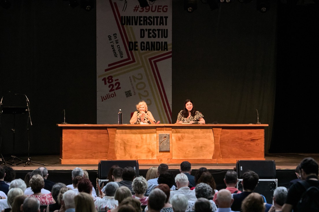 Manuela Carmena llena en la inauguración de la 39 Universitat Estiu de Gandia