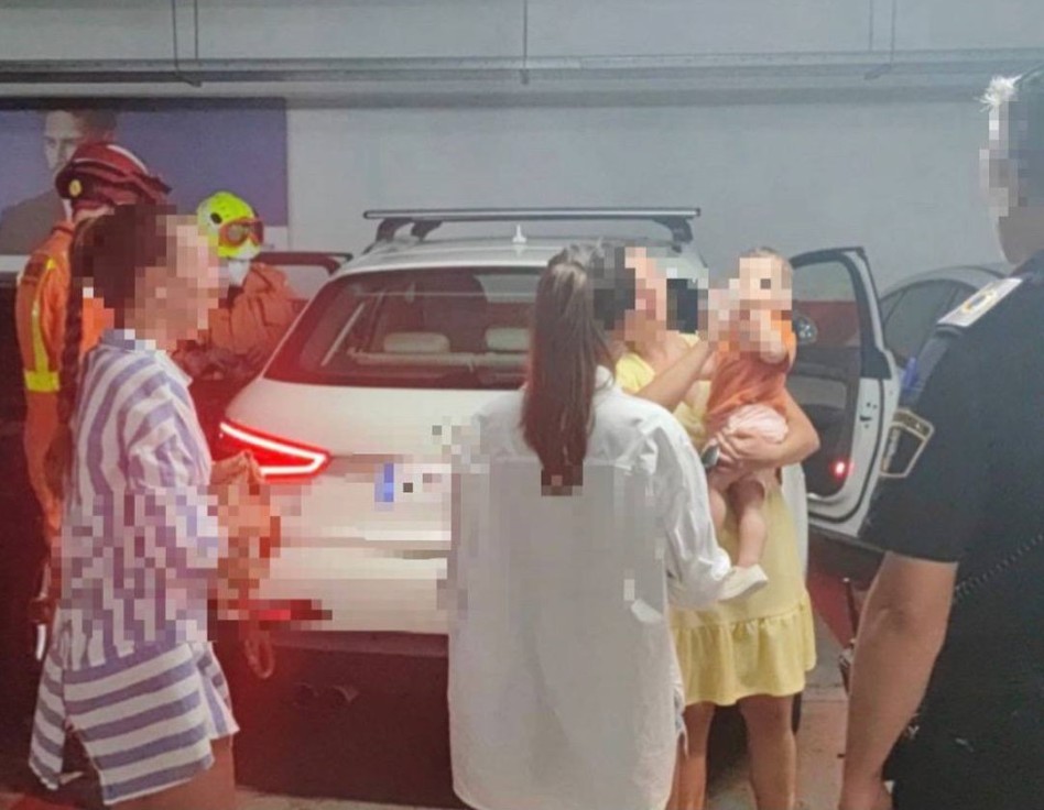 Un menor ha sido rescatado del interior de un vehículo tras quedar atrapado dentro