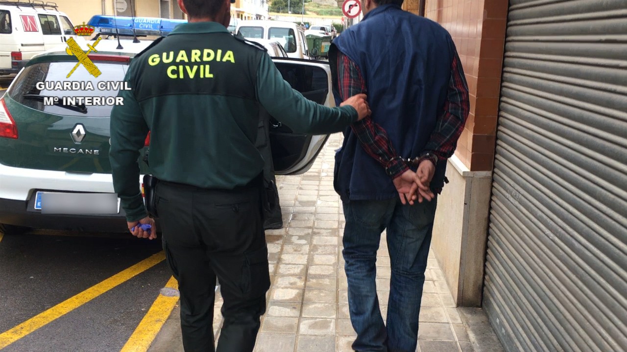 Un Guardia Civil franco de servicio destapa en Gandia a un traficante de drogas de 62 años