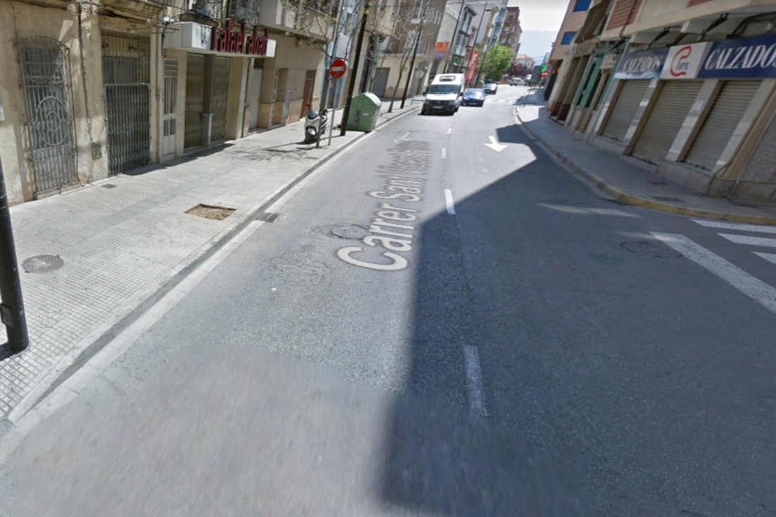 Tras años de quejas Gandia asfalta la calle Sant Vicent para 'humanizarla'