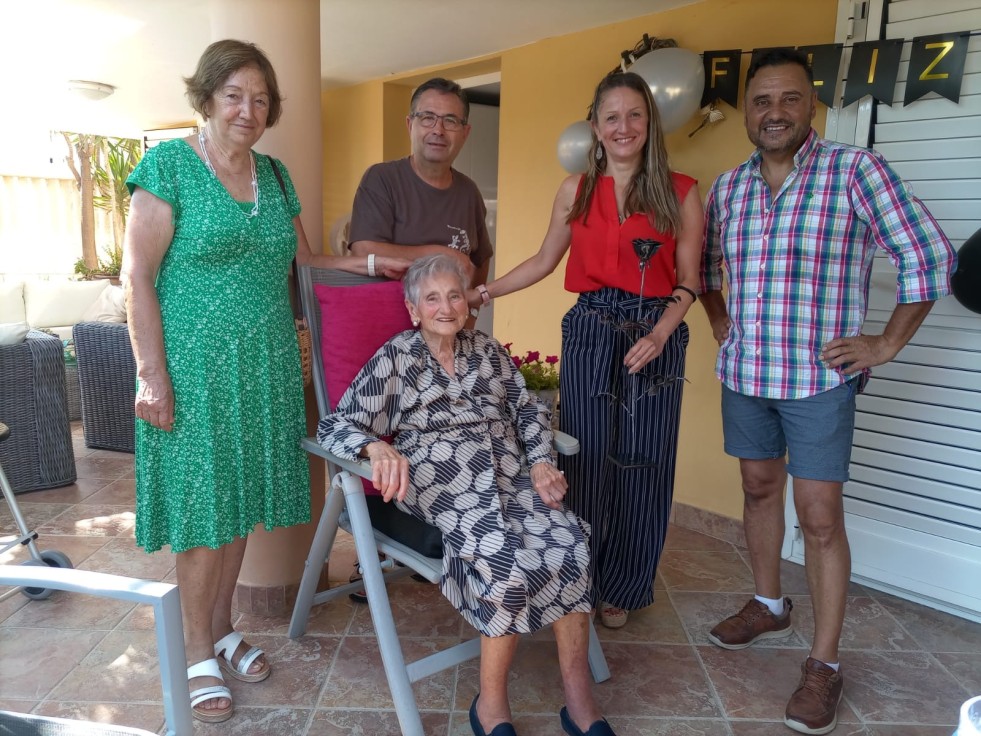 Oliva homenajea a Salvadora Pons Miñana en su 100 cumpleaños