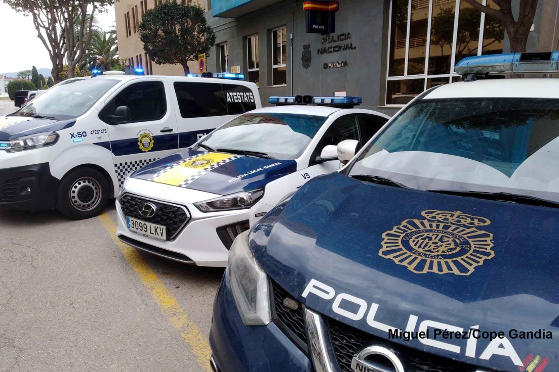 Sorprendidas tres mujeres intentando robar en un piso en Gandia