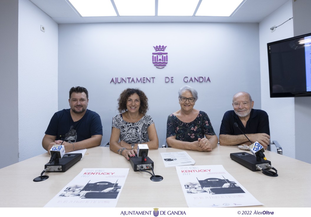 Los vecinos de Kentucky en la playa de Gandia presentan sus fiestas