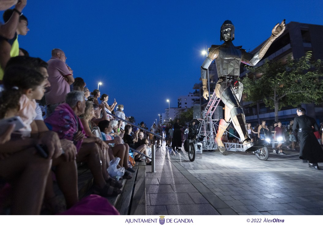 “Aquiles” toma con gran éxito el paseo marítimo de la playa de Gandia