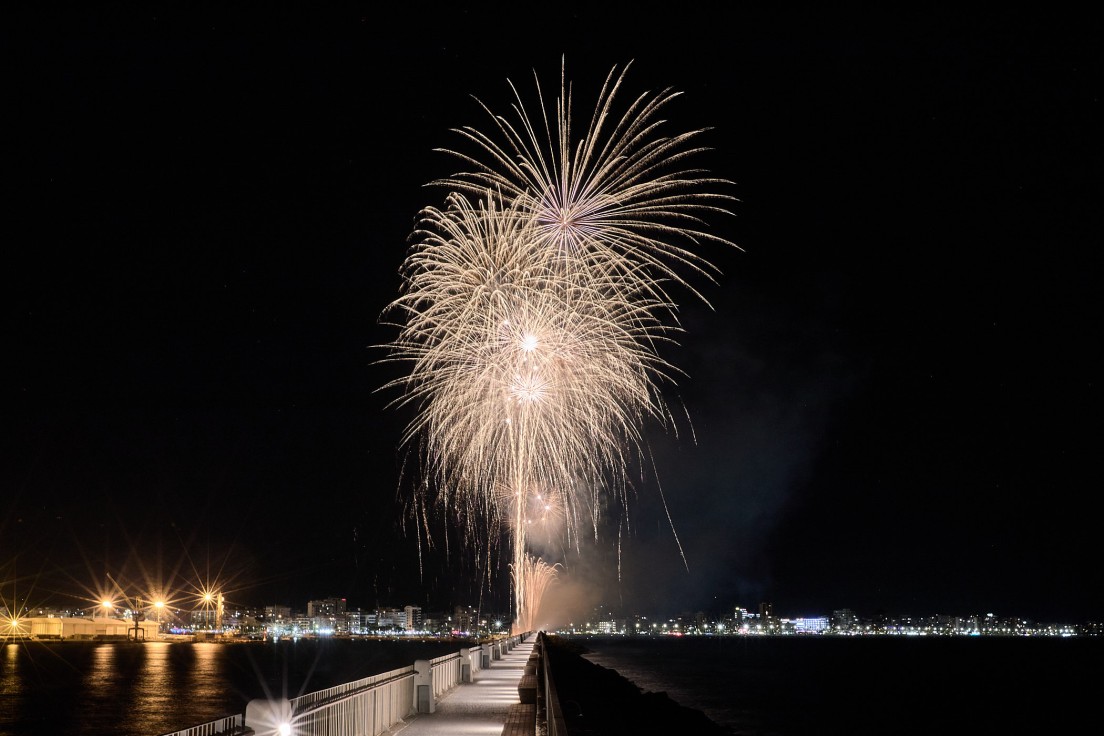 Un nuevo castillo de fuegos artificiales cierra hoy sábado la pirotecnia de verano en la playa de Gandia