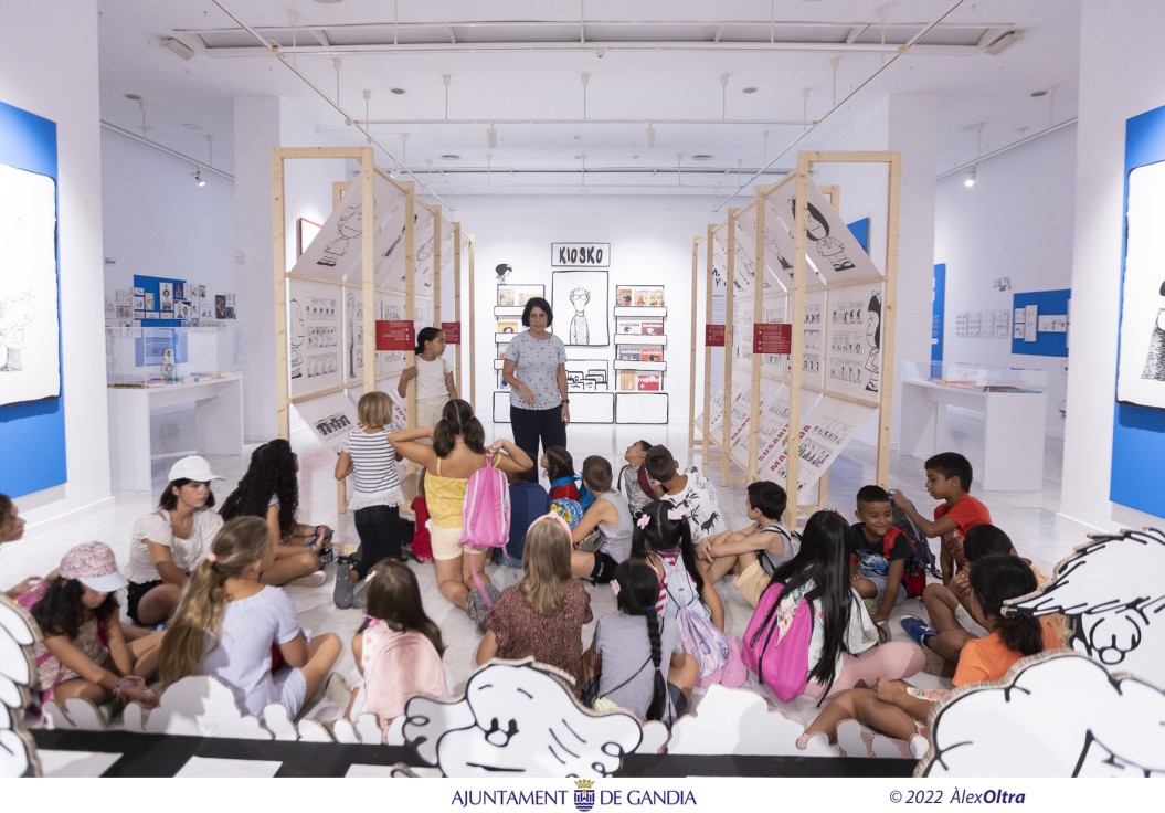 Las Escoletes de Verano Bibliotecas de Gandia visitan la exposición "Quino. Mafalda y mucho más"