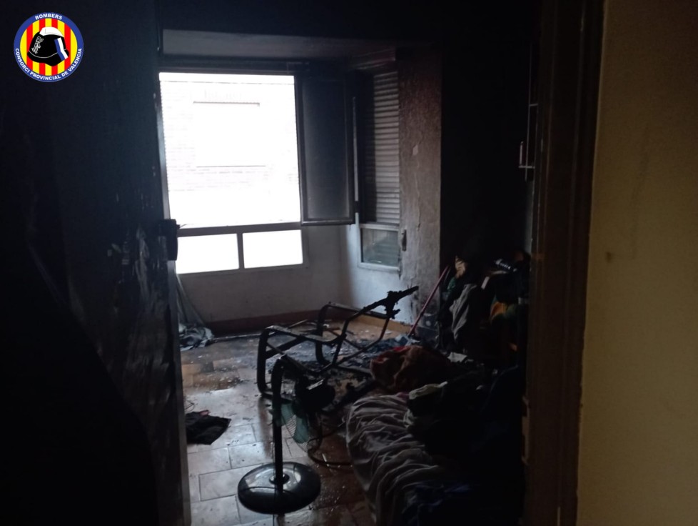 El incendio de un sofá en una vivienda de Gandia moviliza a los Bomberos
