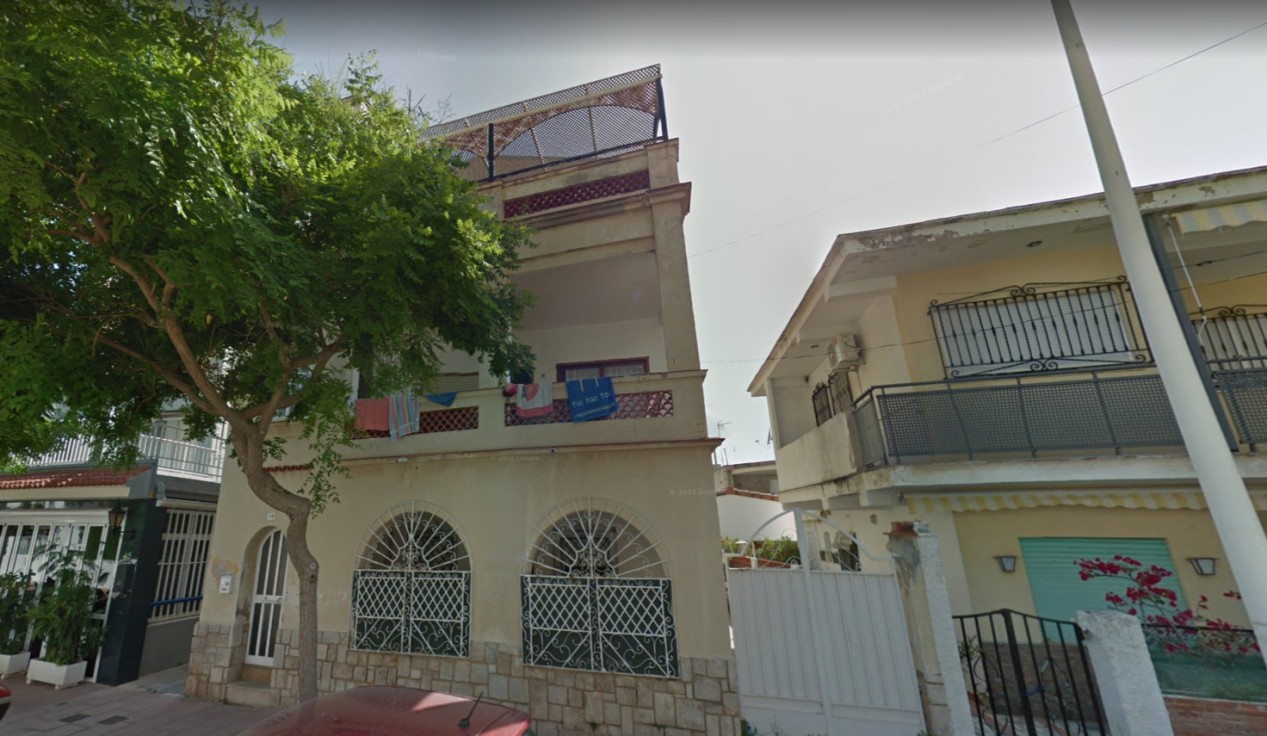 Vecinos de la playa de Gandia denuncian ruidos y suciedad de una casa de despedidas