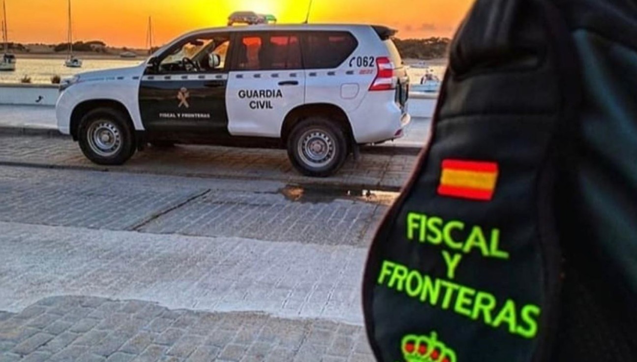 Dos guardias civiles salvan la vida a un hombre en el Grau de Gandia