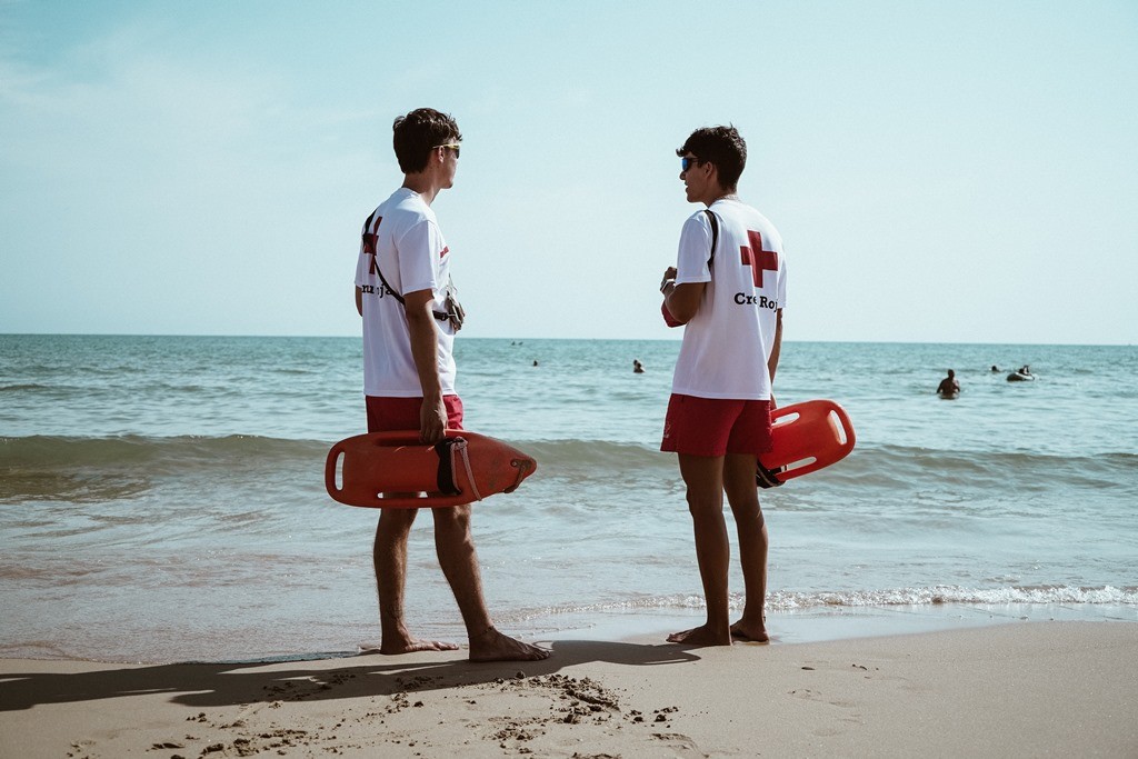 Efectivos de Cruz Roja salvan la vida a un bañista en la playa de Gandia