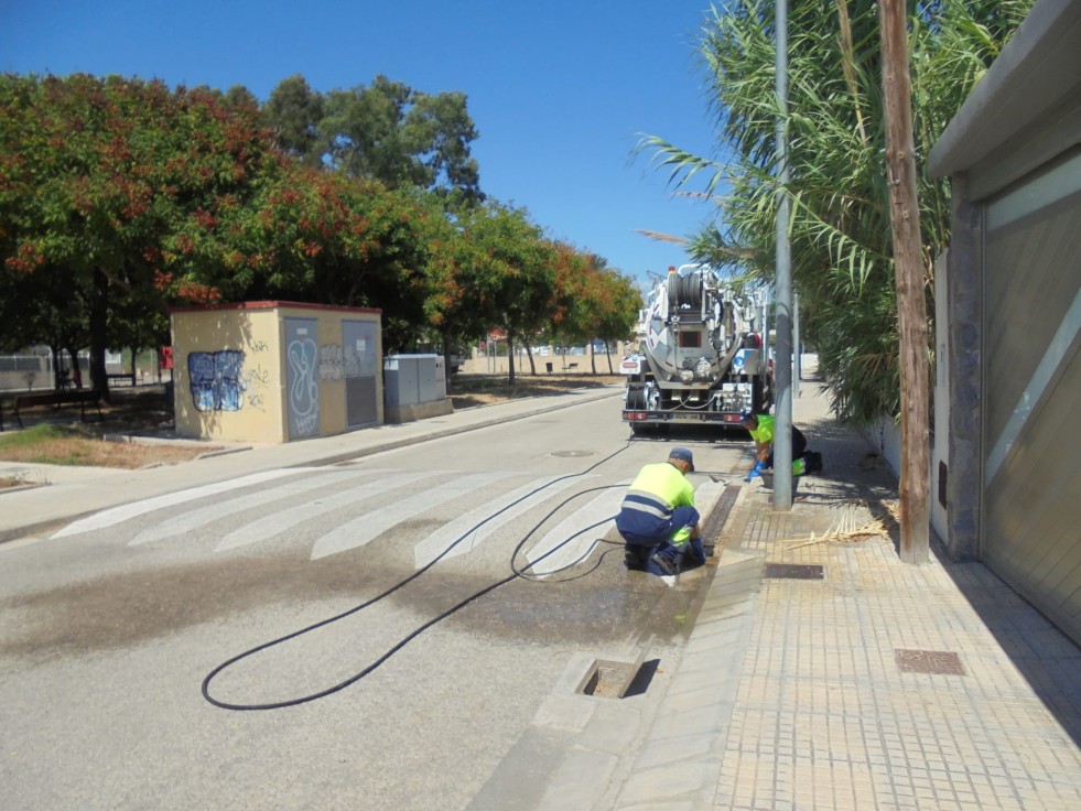 Gandia pone en marcha la limpieza de las 9.000 alcantarillas que hay en las calles