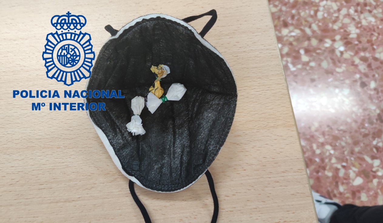 La Policía Nacional detiene en Gandia a un hombre que ocultaba droga en la mascarilla