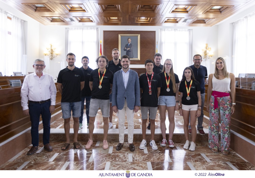 Deportistas del Club Atletisme Safor Teika visitan el ayuntamiento de Gandia
