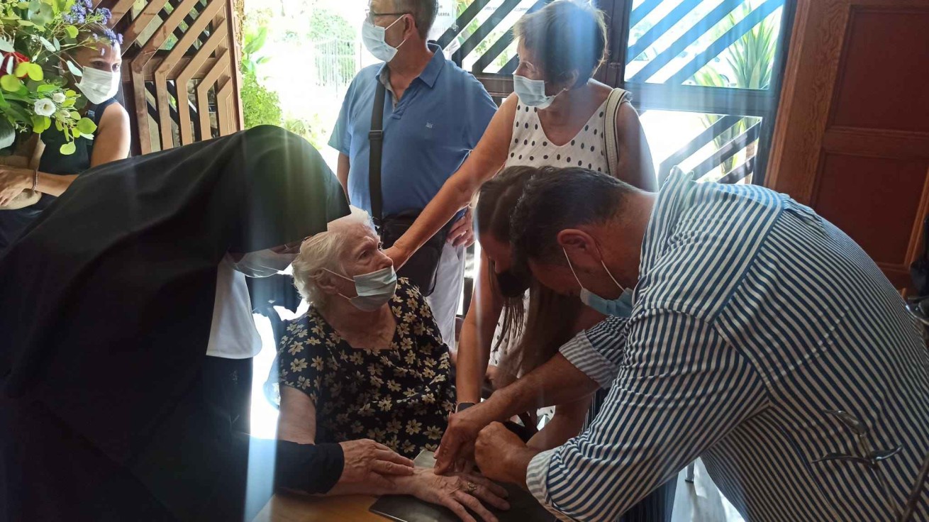 Tres mujeres centenarias de Oliva 'dan' la silueta de sus manor para 'El espiral de la vida'