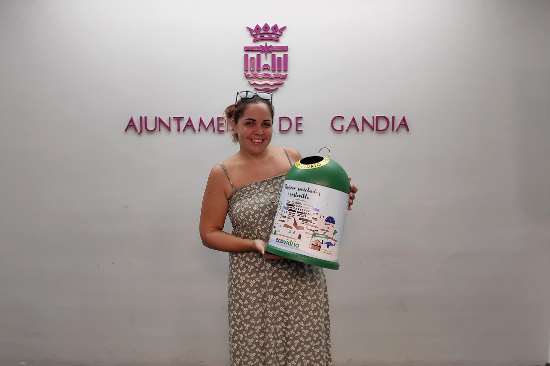 La ganadora de la campaña #MovimientoBanderasVerdes Gandia de Ecovidrio recoge su miniglú