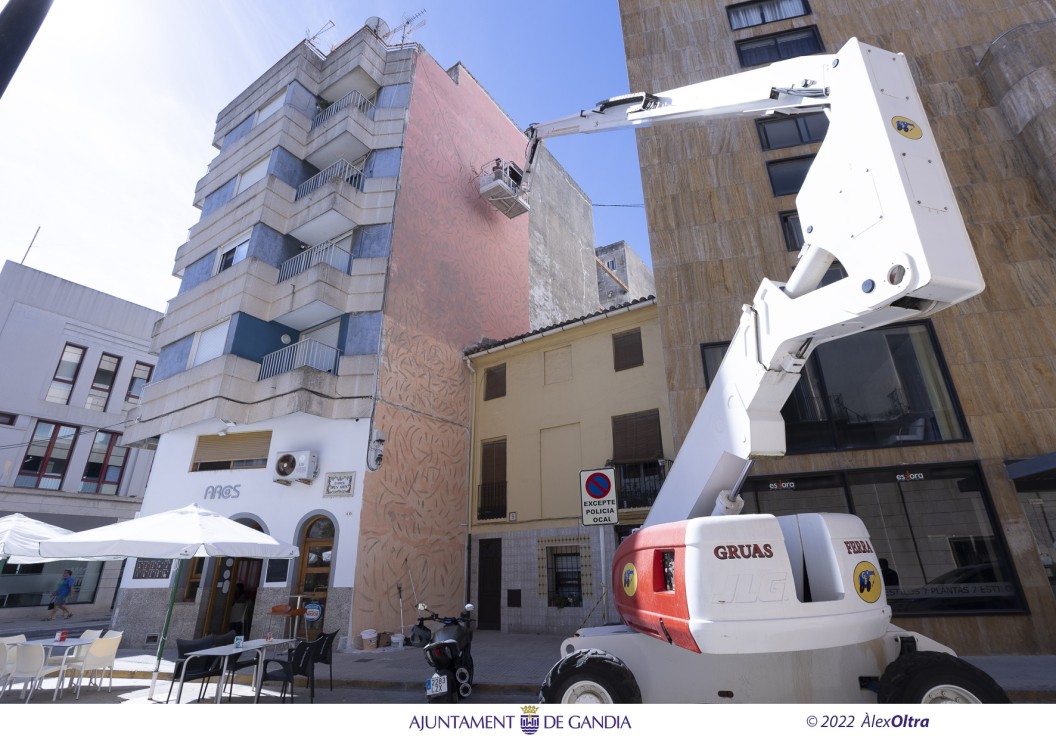 Nuevo mural de arte urbano en pleno centro de Gandia dedicado a la niñez y la educación