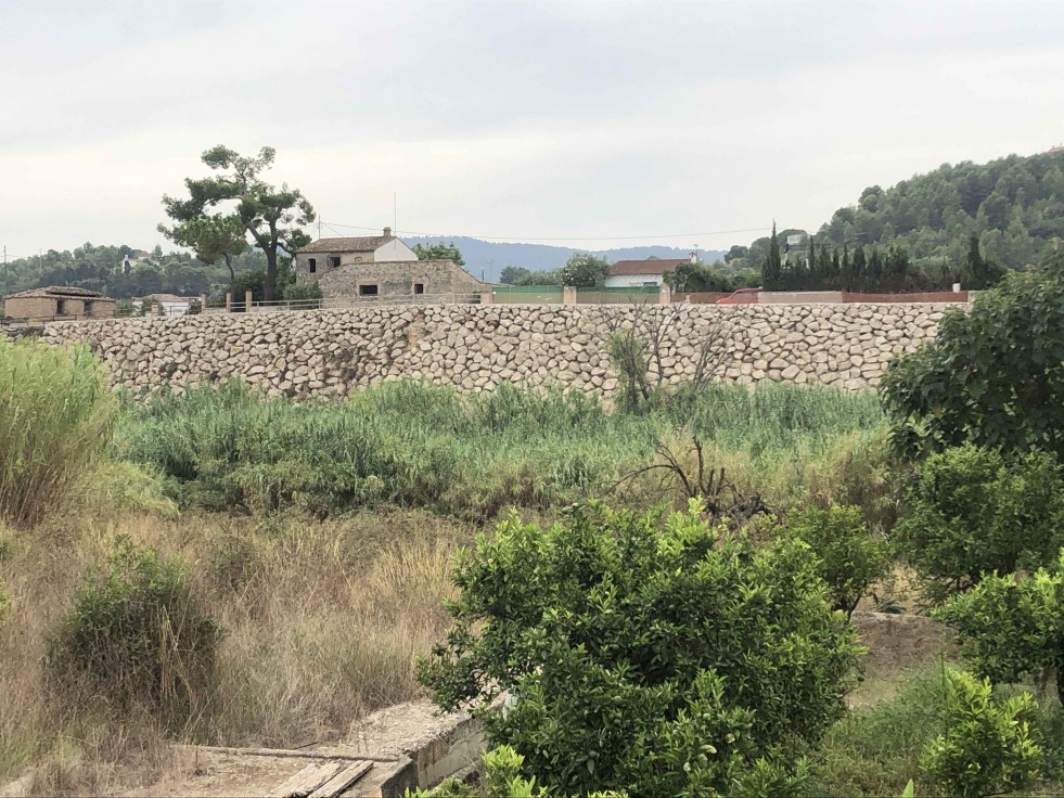 Potries reconstruye el muro de contención para protegerse de las crecidas del río Serpis