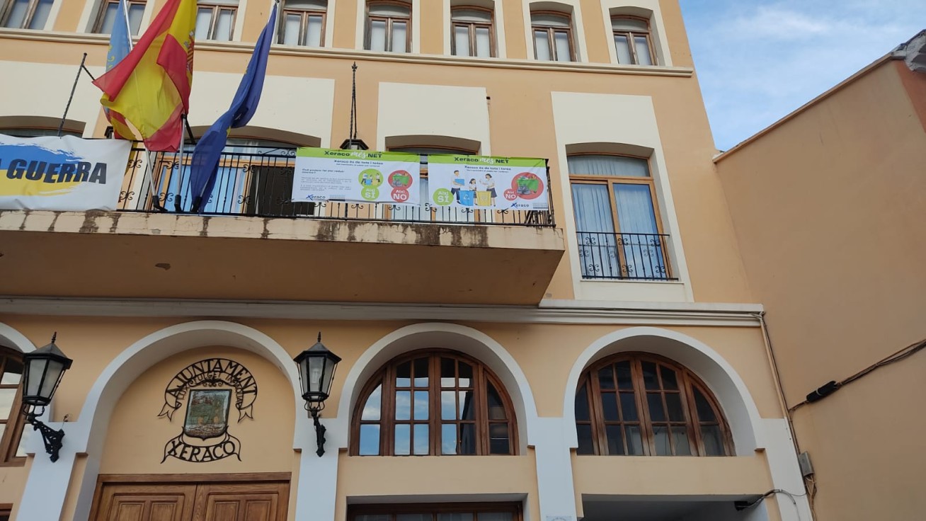 Xeraco instala pancartas para concienciar sobre el medio ambiente
