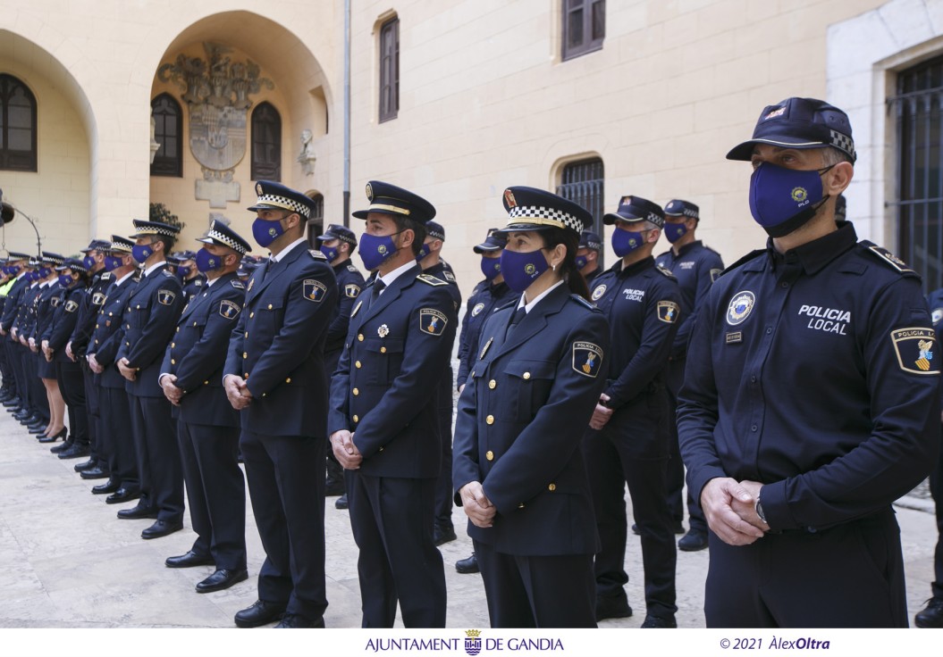 Diez Policías Locales de Gandia reciben la Cruz al Mérito Policial por 25 años de servicio