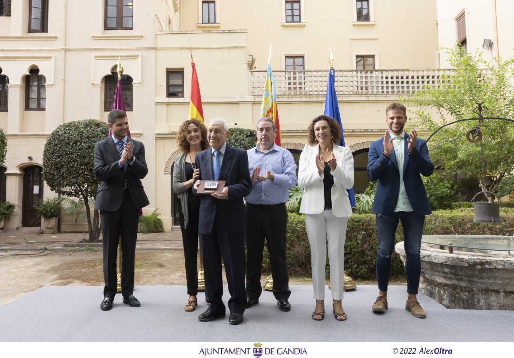 Gandia reconoce a 21 comercios centenarios en el acto cívico del Día del Patrón