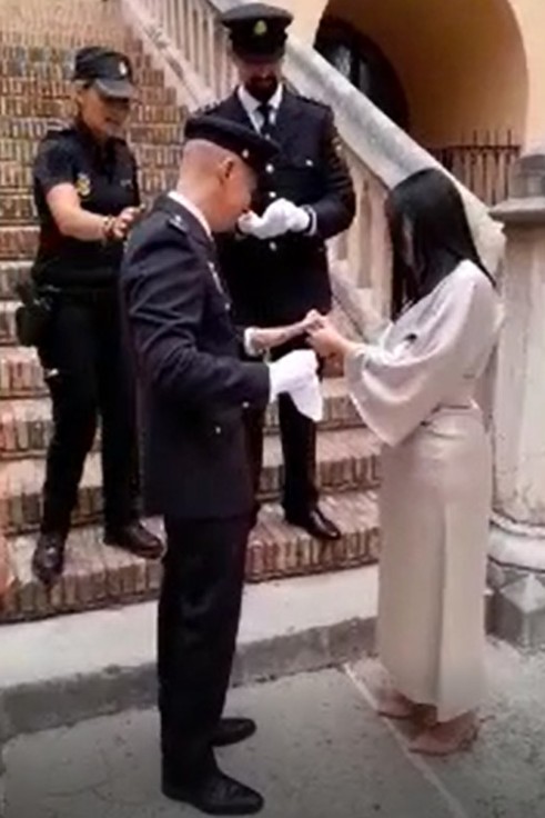 Le pide matrimonio en el Día de la Policía Nacional en Gandia